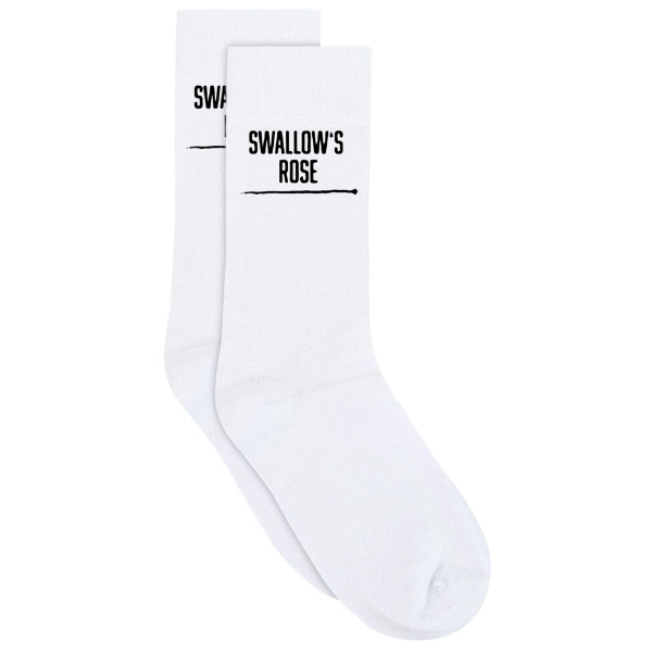 Ein Paar weiße Socken mit schwarzem Aufdruck „SWALLOW’S ROSE“ und einer darunterliegenden Linie auf der Außenseite des Schafts.