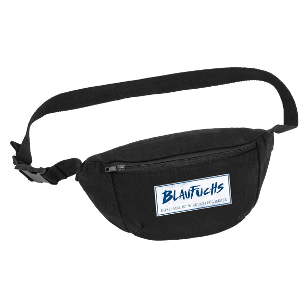 Das Bild zeigt eine schwarze Bauchtasche mit Reißverschluss. Auf der Vorderseite ist ein weißes Label mit blauer Aufschrift „BLAUFUCHS“ und dem Text „DIESES MAL IST WIRKLICH FÜR IMMER“ zu sehen.