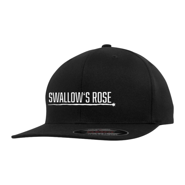 Ein schwarzes Basecap mit flachem Schirm. Auf der Vorderseite steht in weißer Schrift „SWALLOW’S ROSE“ mit einer unterstreichenden Linie, die rechts in einem kleinen Stern endet.