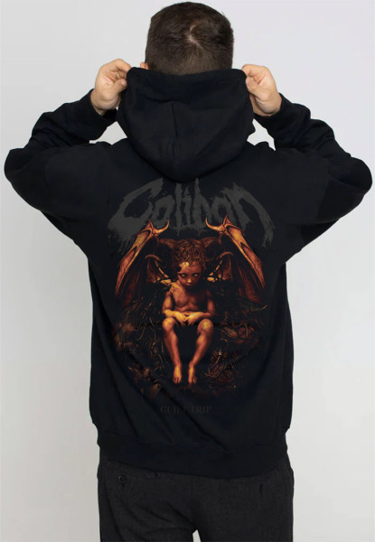 Schwarzer Hoodie mit Logo auf der Brust und großem "Guilt Trip" Artwork Print auf dem Rücken.