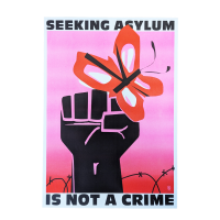Poster - Claudia Schramke - Seeking Asylum Is Not A Crime (DIN A2) Das Bild zeigt ein Poster mit dem Text „SEEKING ASYLUM IS NOT A CRIME“. Darauf ist eine schwarze Faust mit einem orangefarbenen Schmetterling dargestellt, im Hintergrund ein rosa Farbverlauf und Stacheldraht.
